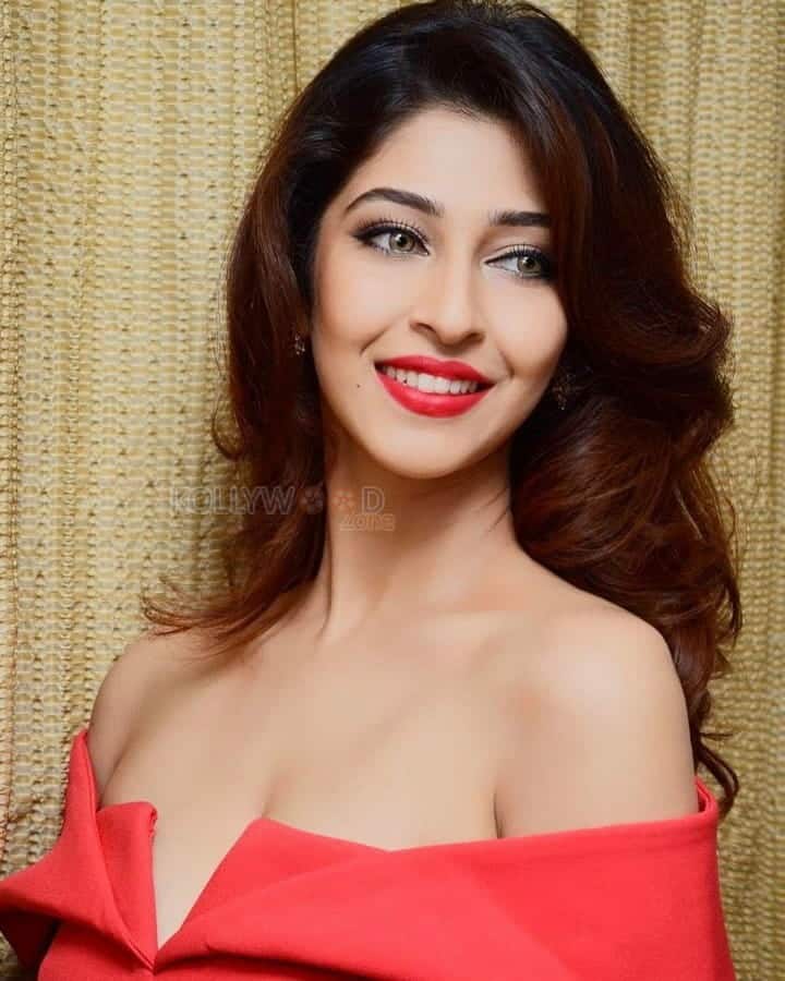 Sexy Model Sonarika Bhadoria Spicy Photos 24