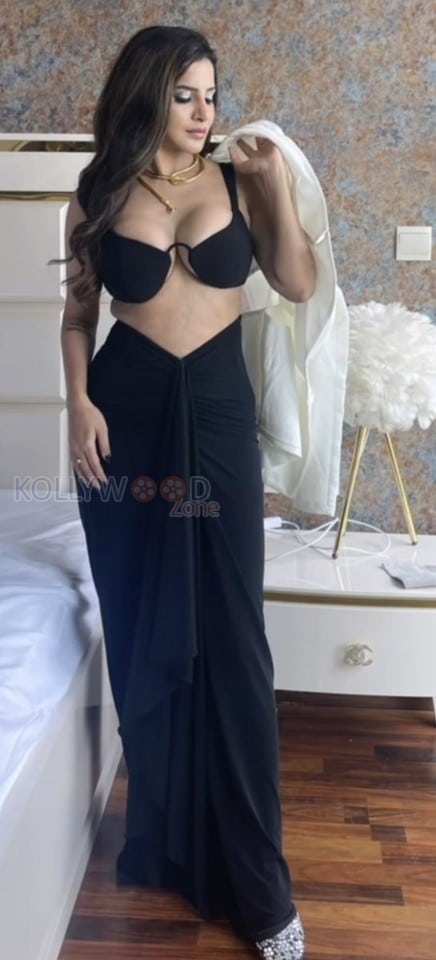 Hot Ashu Reddy Big Boobs in a Black Bra and Long Black Skirt Photos 03
