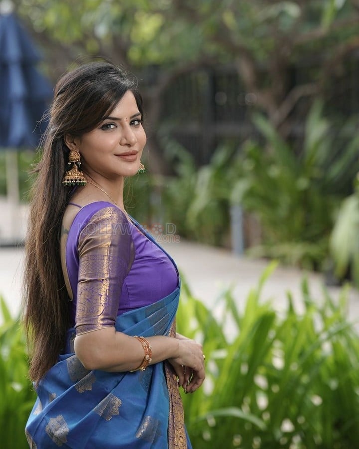 Sexy Ashu Reddy in a Blue Silk Saree Pictures 03