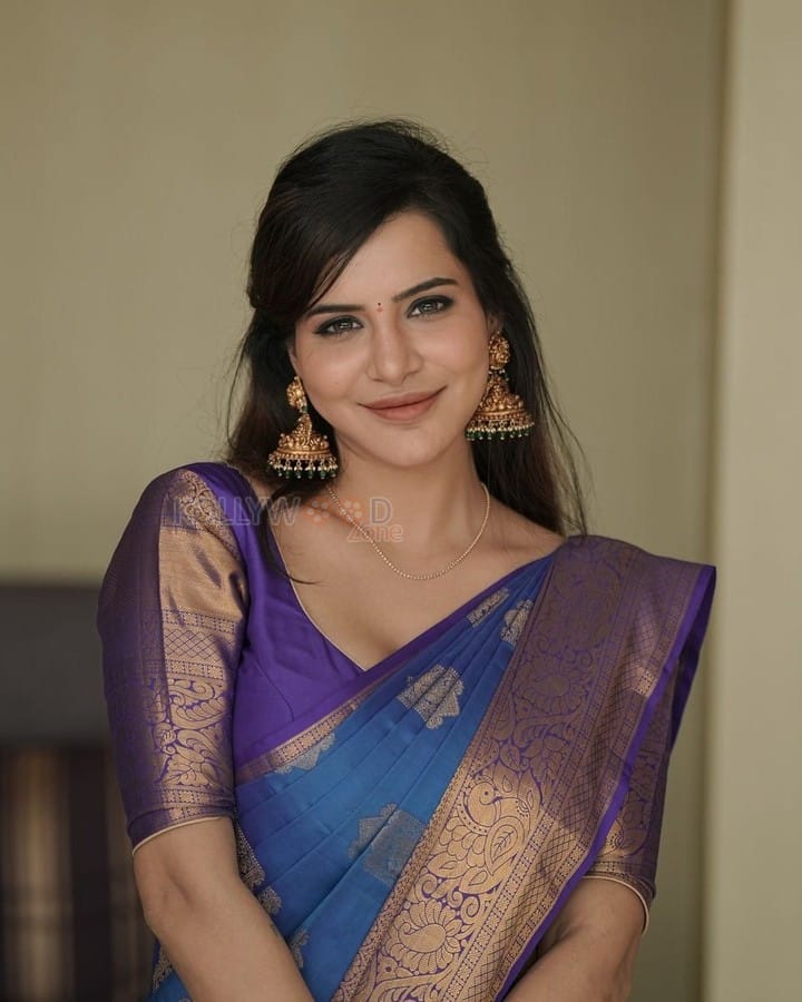 Sexy Ashu Reddy in a Blue Silk Saree Pictures 04