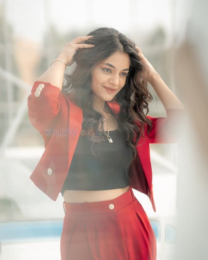 Charming Ivana in a Red Suit with a Black Crop Top Photos 02