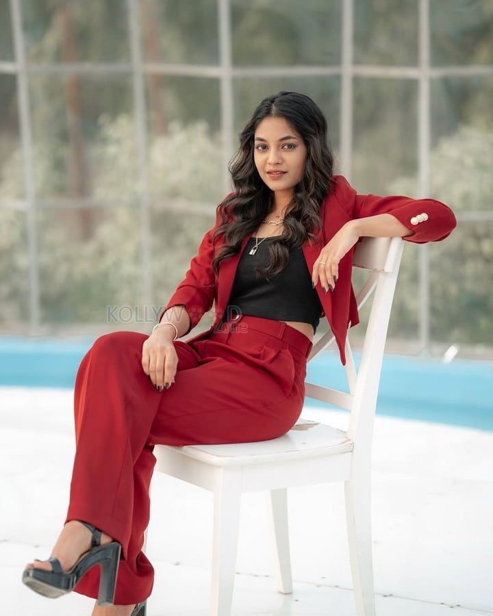 Charming Ivana in a Red Suit with a Black Crop Top Photos 04