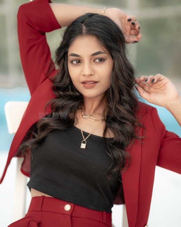 Charming Ivana in a Red Suit with a Black Crop Top Photos 06