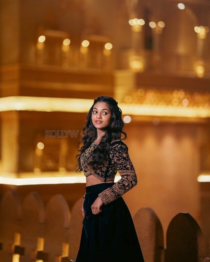 Gorgeous Ivana in a Black Skirt and Printed Full Sleeve Top Photoshoot Pictures 03