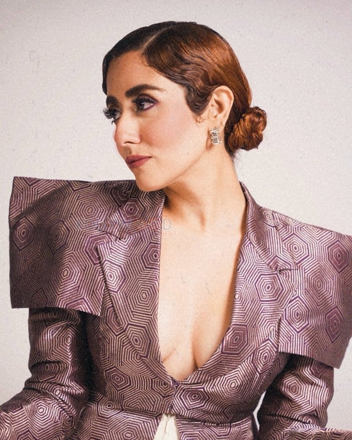 Sexy Jonita Gandhi in a Brocade Cropped Blazer with Relaxed Fit Flared Pants Photos 01