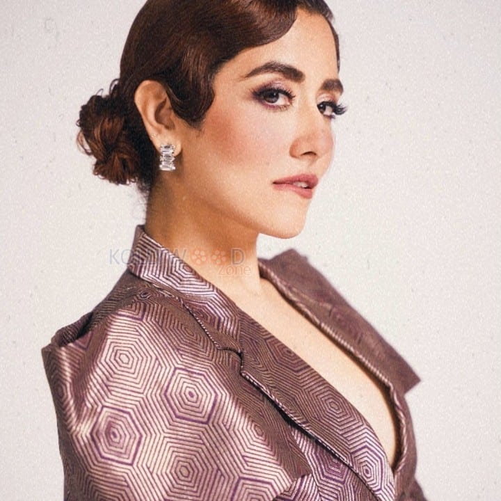 Sexy Jonita Gandhi in a Brocade Cropped Blazer with Relaxed Fit Flared Pants Photos 02