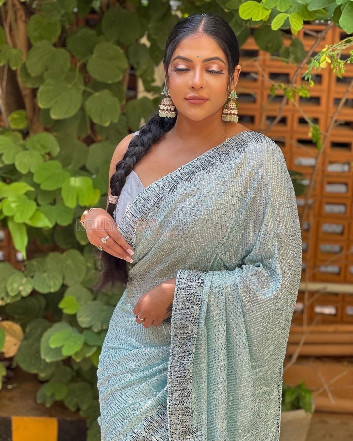 Sexy Reshma Pasupuleti in a Light Blue Sequin Saree Pictures 06