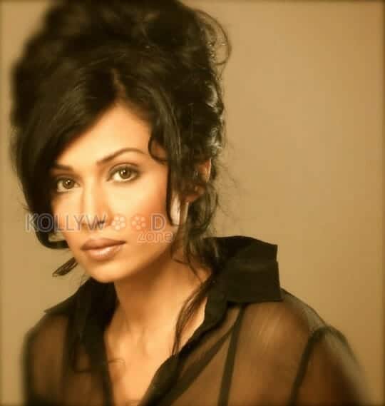 Actress Flora Saini Hot Photos 02