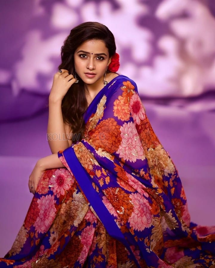 An Unfinished Story Heroine Vaishnavi Chaitanya Beautiful Floral Saree Photos 01