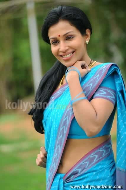 Asha Saini Saree Pictures 09