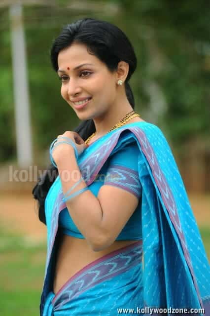 Asha Saini Saree Pictures 10