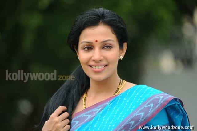 Asha Saini Saree Pictures 11