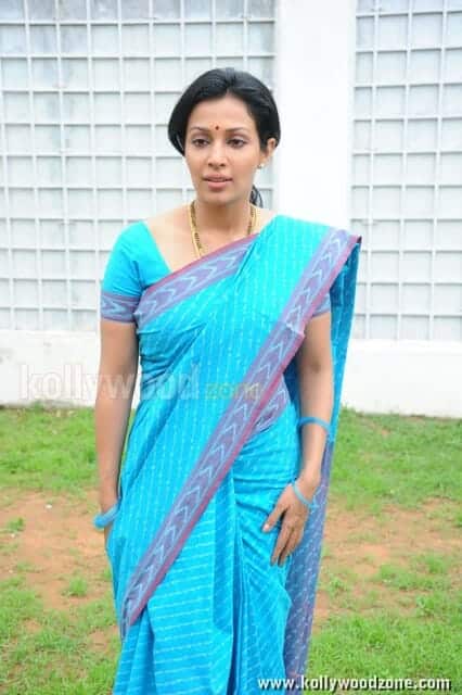 Asha Saini Saree Pictures 12