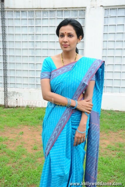 Asha Saini Saree Pictures 13