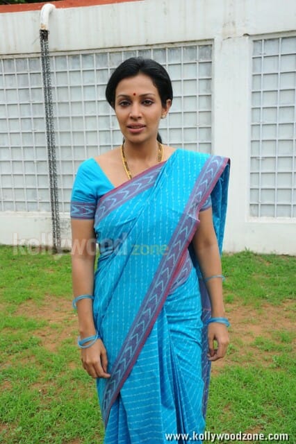 Asha Saini Saree Pictures 14