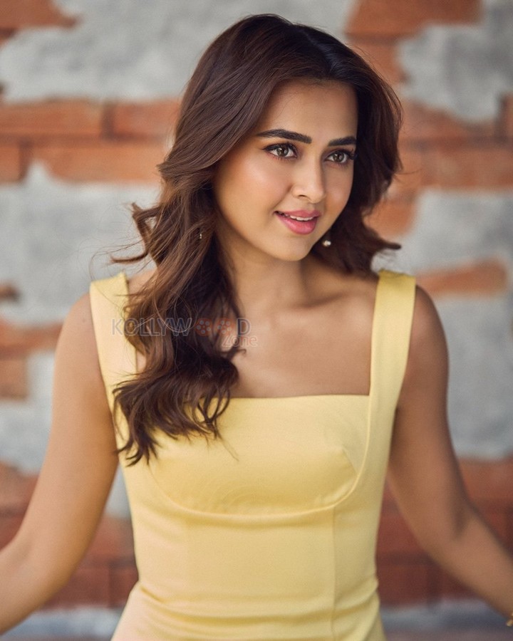 Beautiful Tejasswi Prakash in a Yellow Sleeveless Dress at Bollywood Hungama OTT India Fest Photos 01