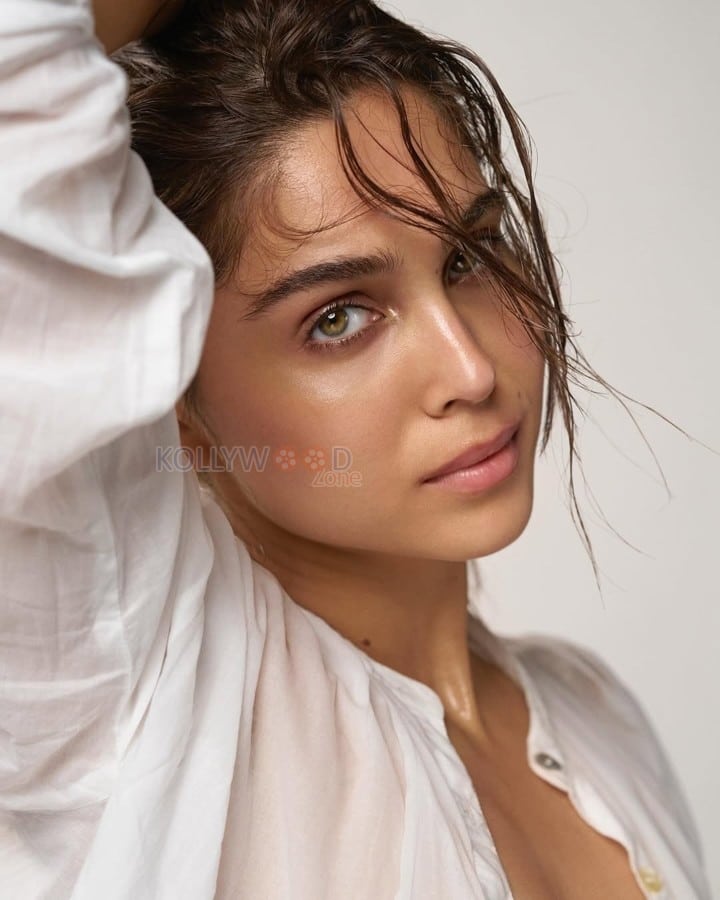 Charming Sharvari Wagh Photoshoot Pics 01
