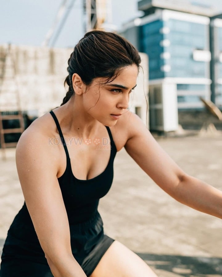Hot Sharvari Wagh Rope Workout Session Photos 02