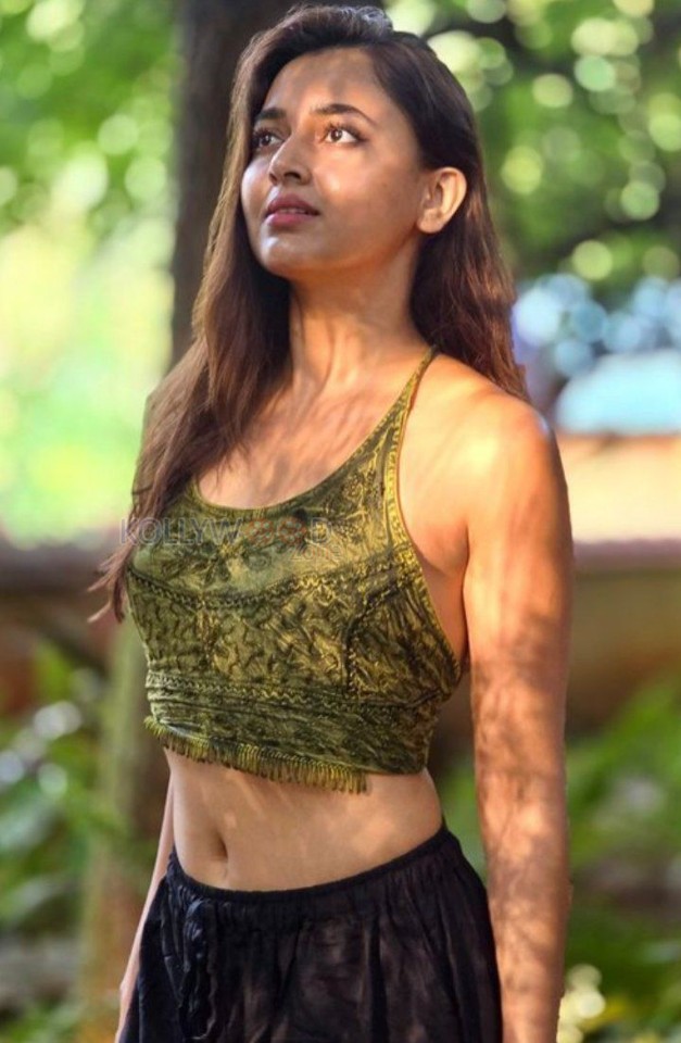 Simple and Stylish Tejasswi Prakash in a Green Tank Top and Black Palazzo Photo 01