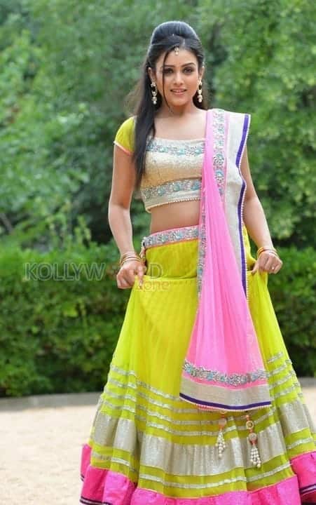 Actress Mishti Chakraborty Sexy Pictures 07