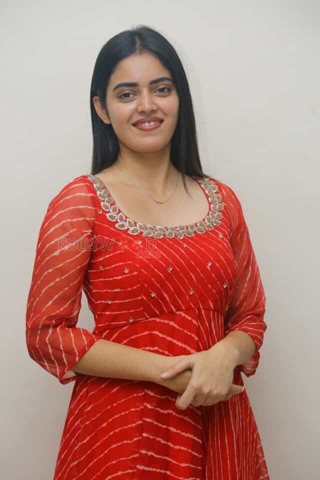 Actress Kushitha Kallapu at Neethone Nenu First Look Launch Photos 37