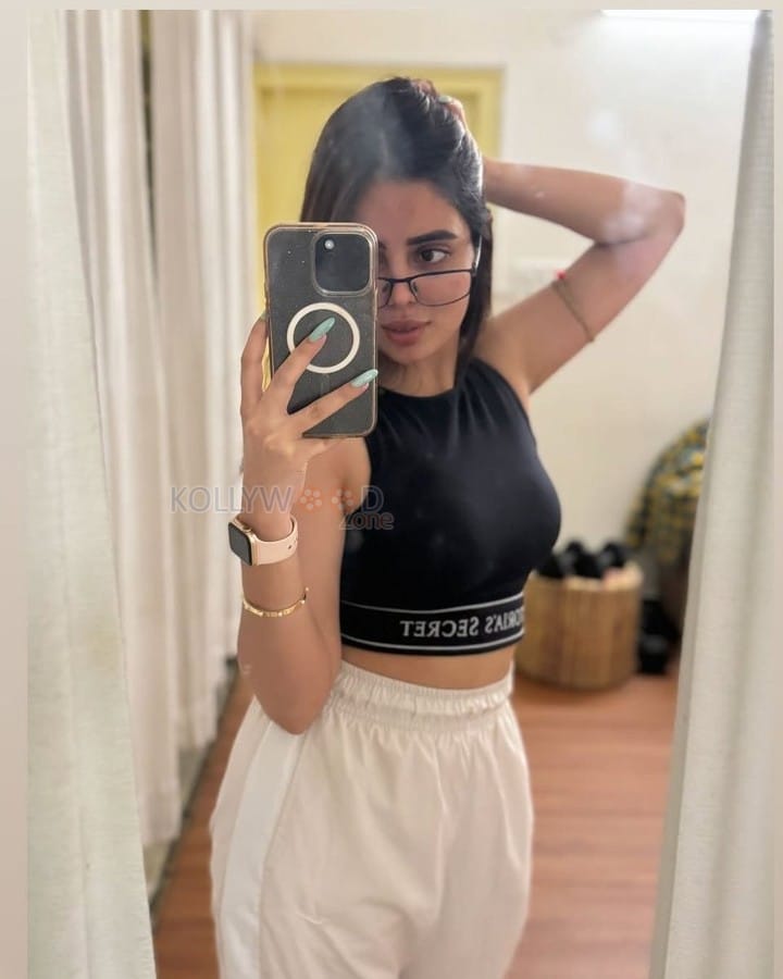 Kushita Kallapu in a Black Sleeveless Tank Top Mirror Selfie Photos 04