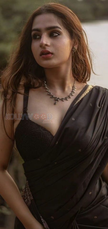 Mukhachitram Actress Ayesha Khan Hot in Black Saree Photos 03