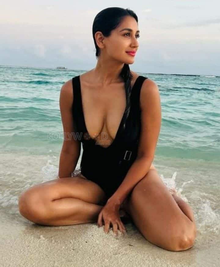 Seductress Nikita Dutta in Black Swimsuit Showing Ample Cleavage Photo01