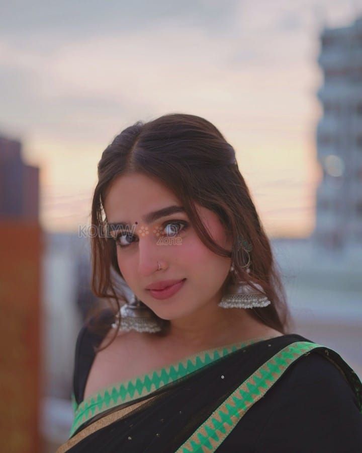 Sexy Ayesha Khan in a Black and Green Saree Photos 02