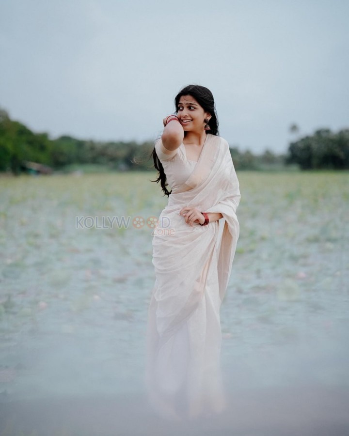 8 Vasanthalu Actress Ananthika Sanilkumar in a White Saree Photos 01