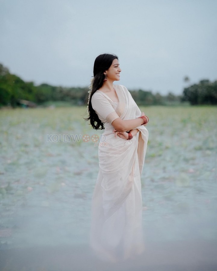 8 Vasanthalu Actress Ananthika Sanilkumar in a White Saree Photos 02