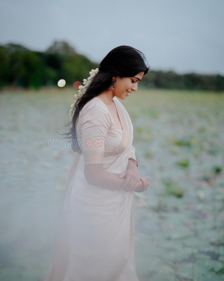 8 Vasanthalu Actress Ananthika Sanilkumar in a White Saree Photos 03