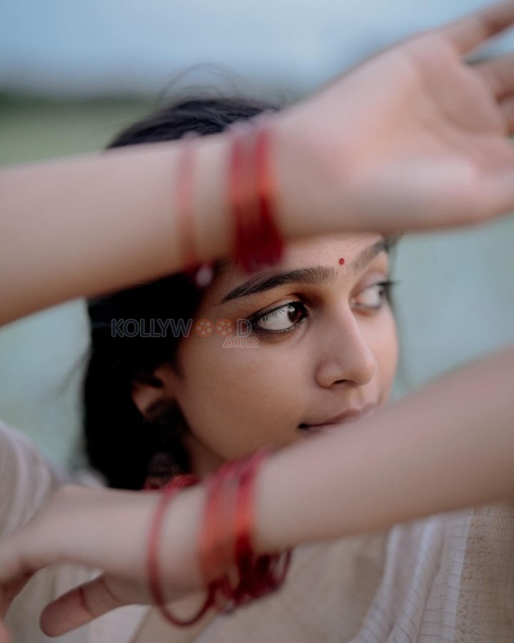 8 Vasanthalu Actress Ananthika Sanilkumar in a White Saree Photos 04