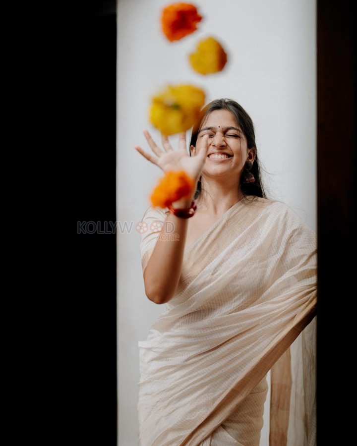 8 Vasanthalu Actress Ananthika Sanilkumar in a White Saree Photos 05