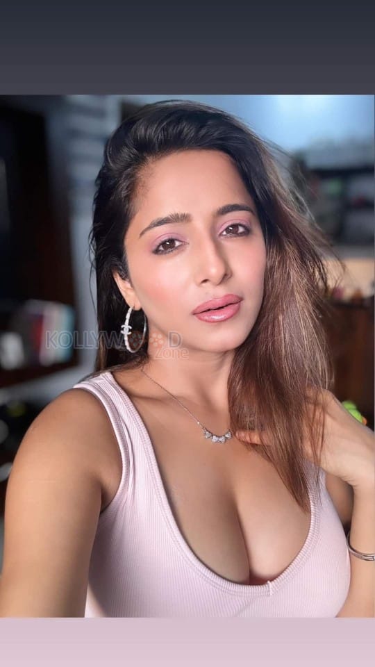 Kuch Toh Zaroor Hai Actress Kate Sharma Cleavage in a Sleeveless Crop Top Pictures 02