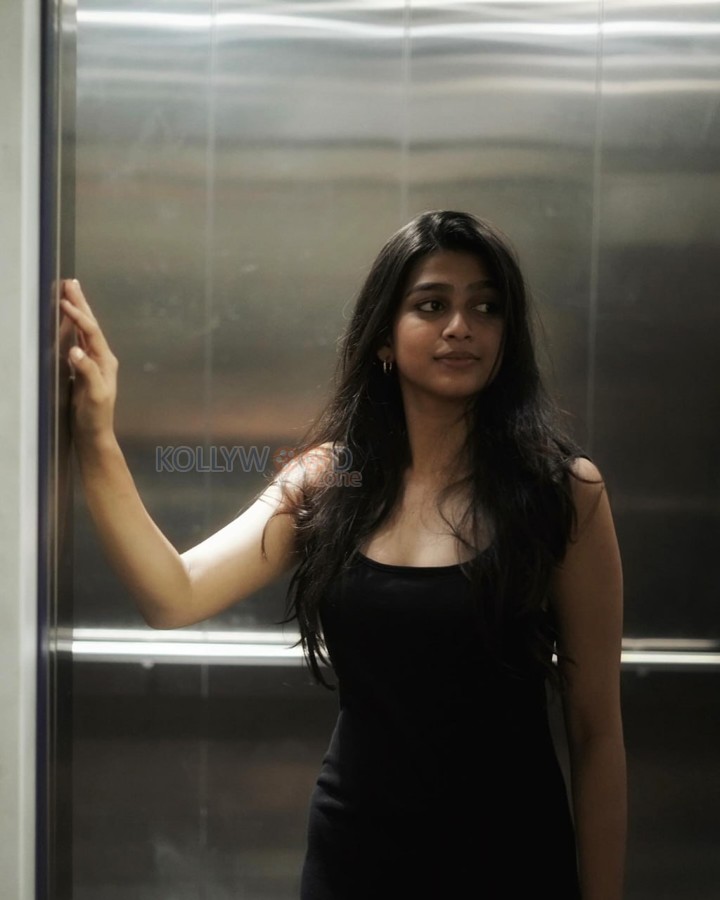 Pretty Ananthika Sanilkumar in the lift in a Black Sleeveless Bodycon Dress Photos 01