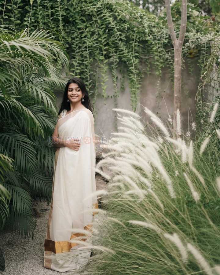 Raid Actress Ananthika Sanilkumar in a White Saree Pictures 04