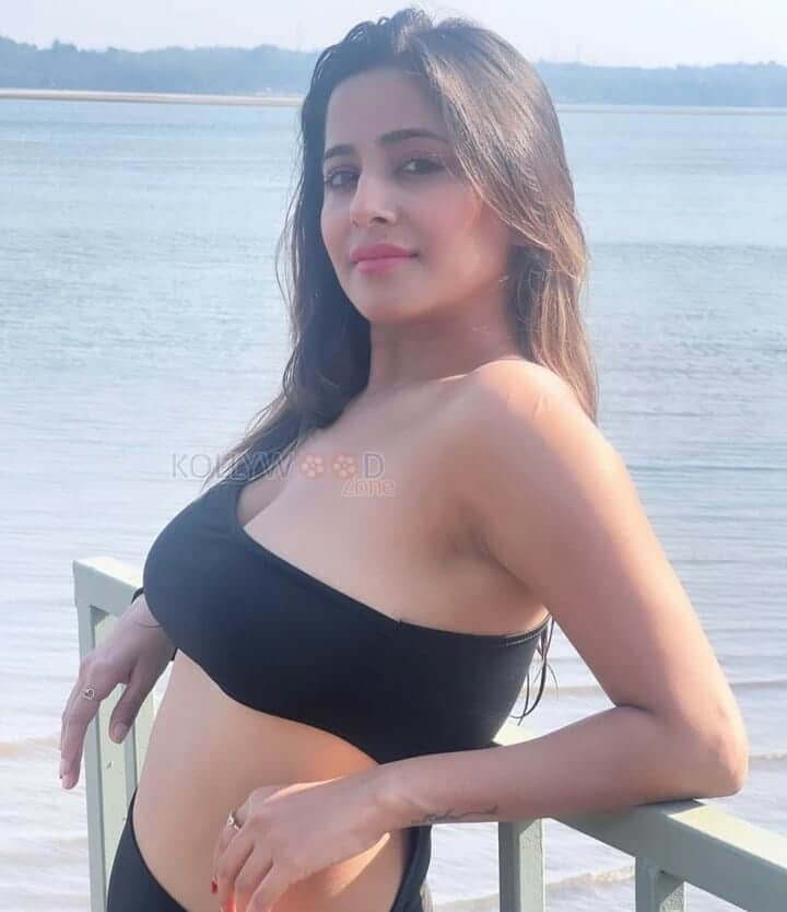 Seductive Kate Sharma Hot and Sexy Photos 01