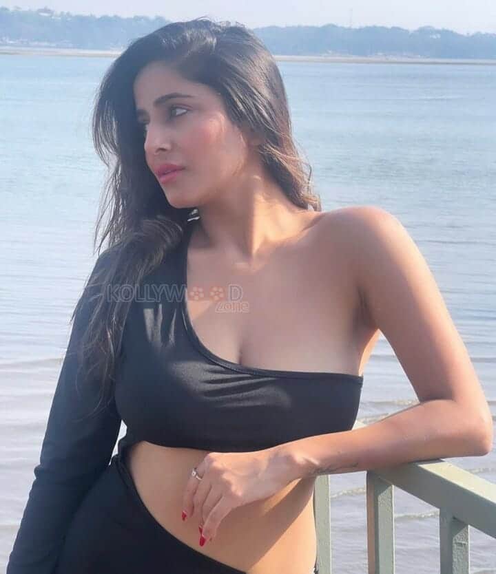 Seductive Kate Sharma Hot and Sexy Photos 13