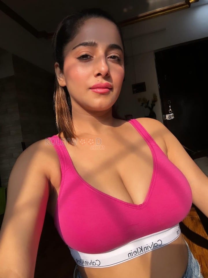 Sexy Kate Sharma in a Pink Calvin Klein Bra Pictures 03