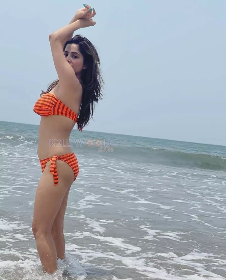 Tempting Kate Sharma in an Orange Bikini Pictures 01