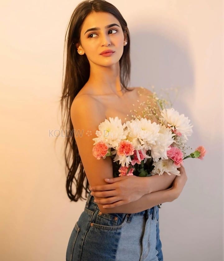 Actress Prakriti Pavani Topless and Hiding Her Breasts with Flowers and in a Denim Pant Photos 01