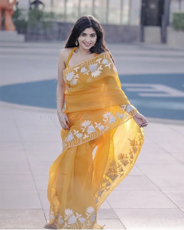 Glam Pragya Nagra in a Printed Yellow Saree with a Sleeveless Blouse Pictures 07