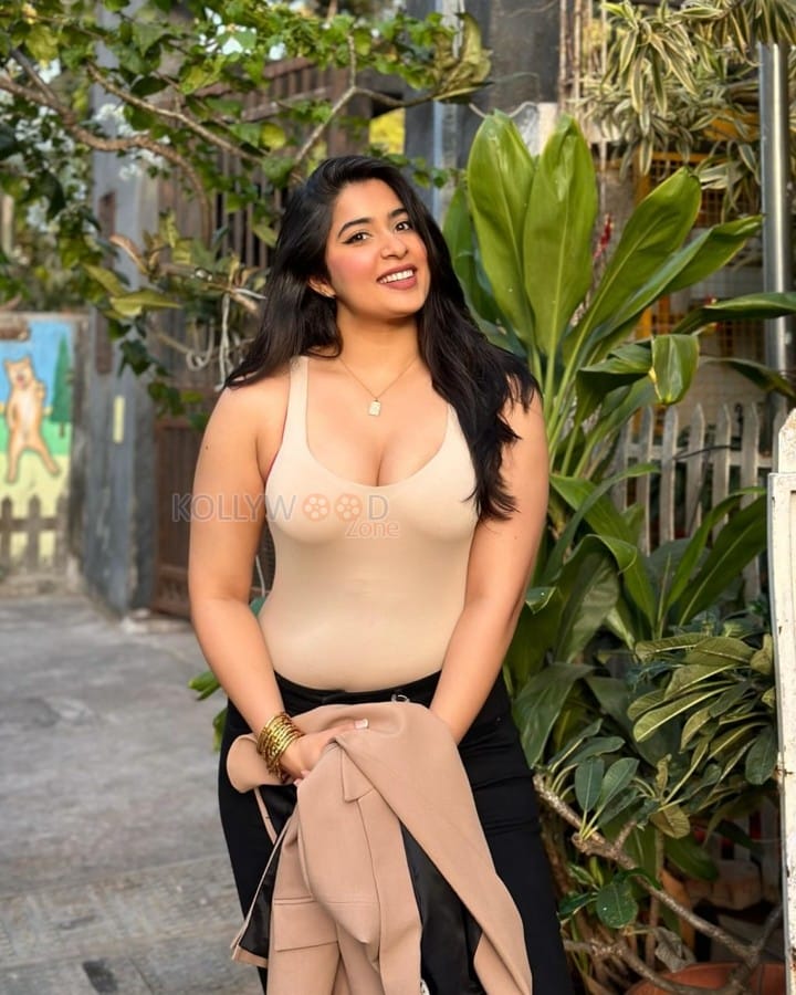 Sexy Nikita Sharma Cleavage in a Peach Crop Top Pictures 01