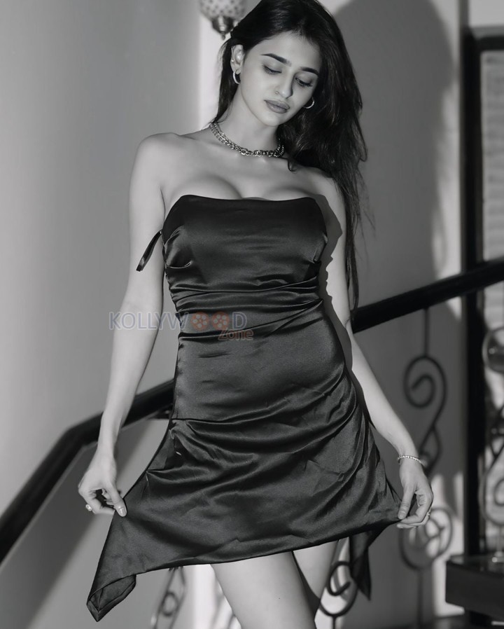 Sexy Prakriti Pavani in a Black Solid Ruched Satin Tube Short Dress Photos 04