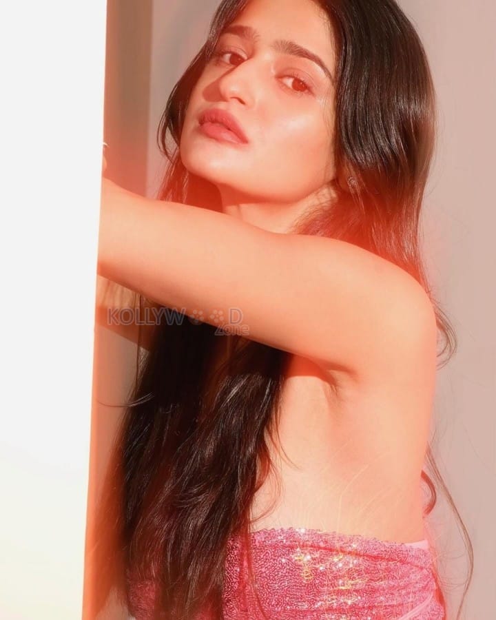 Shimmering Rose Prakriti Pavani in a Sparkling Pink Tube Top Photos 01