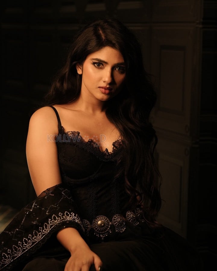 Tempting Pragya Nagra in a Black Glam Outfit Photos 02