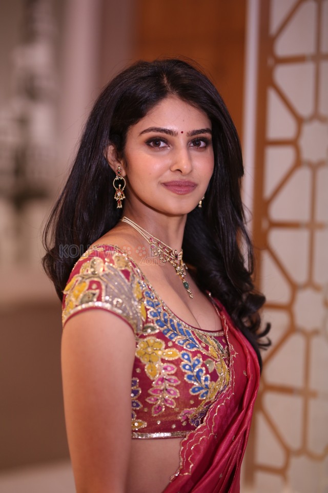 Actress Manasa Varanasi at Devaki Nandana Vasudeva Pre Release Event Photos 09