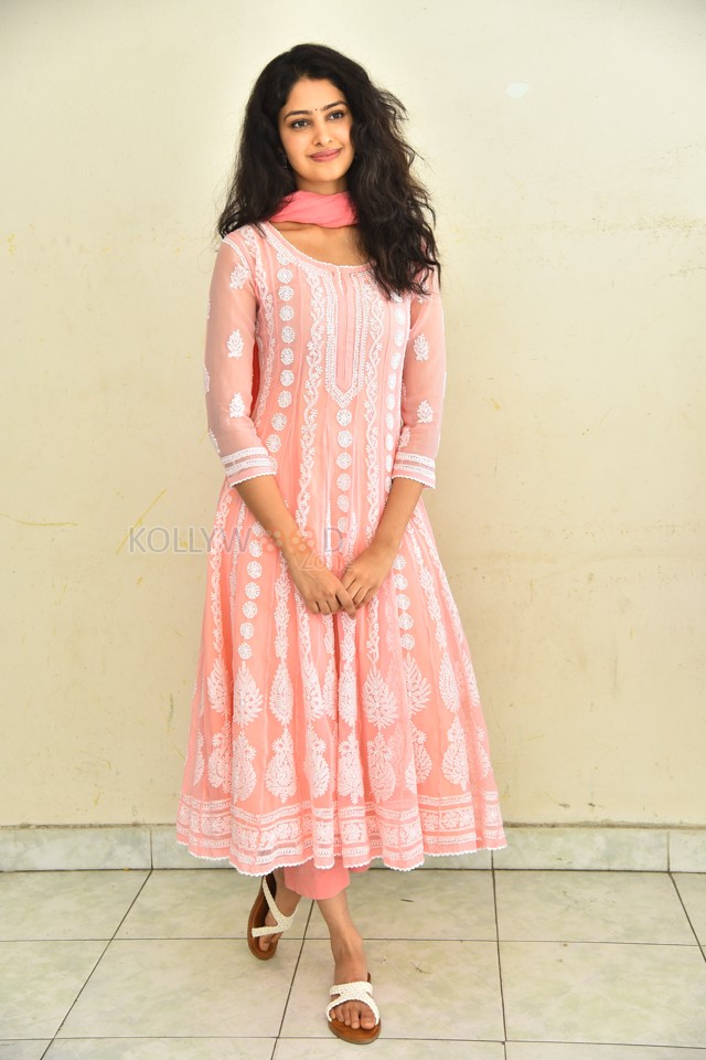 Heroine Manasa Varanasi at Devaki Nandana Vasudeva Interview Photos 01