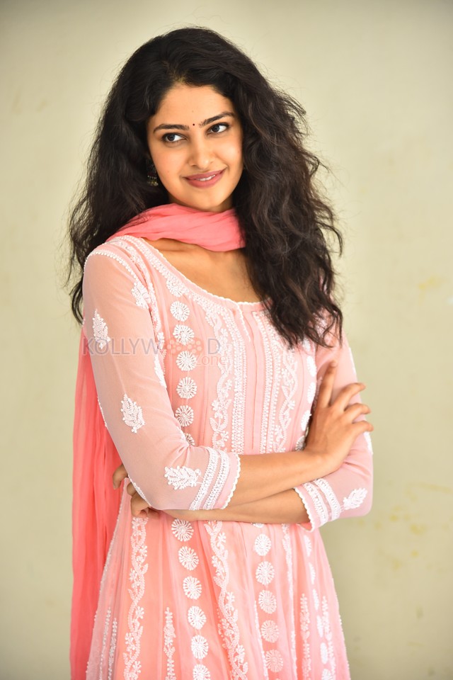 Heroine Manasa Varanasi at Devaki Nandana Vasudeva Interview Photos 05